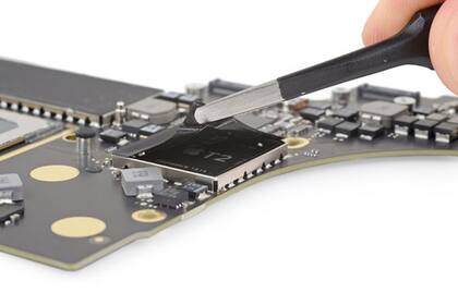 Una vista del chip T2, un recurso utilizado por Apple para mantener la seguridad en las computadoras Mac y en las portátiles MacBook