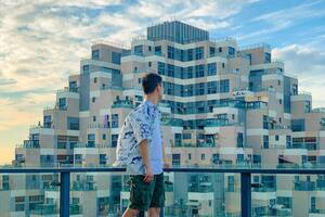 La construcción de 18 pisos que sus habitantes llaman “la pirámide de la felicidad”