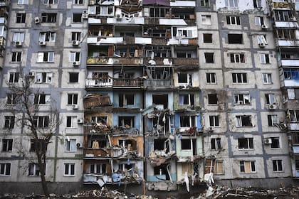 Una vista del daño después del ataque aéreo de Rusia en un edificio residencial, en Zaporiyia, Ucrania, el viernes 22 de marzo de 2024.