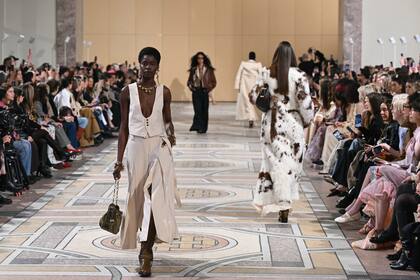 Una vista del desfile de Zimmerman, el 10 de marzo. Las grandes marcas mostraron, cada una en su estilo, las tendencias de la temporada otoño/invierno 2025-2026: plumas, boho chic, superposiciones y diseños asimétricos, entre las más importantes.
