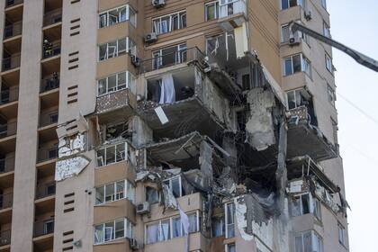 Una vista del edificio dañado en Kiev que fue golpeado por un bombardeo durante la intervención militar de Rusia en Ucrania, el 26 de febrero de 2022.