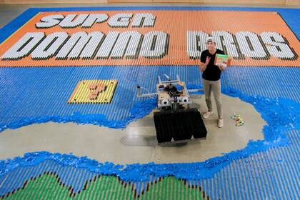 Una vista del enorme mural creado por Mark Rober junto al robot Dominator