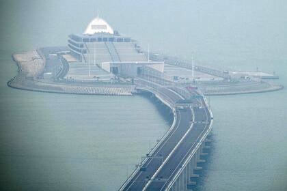 Una vista del estacionamiento construido frente a la Isla Artificial Este de Hong Kong