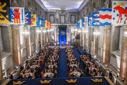 Una vista del fabuloso banquete celebrado en Estocolmo donde se pueden apreciar las largas mesas, los candelabros y la tradicional decoración que amerita un acontecimiento como este. 
