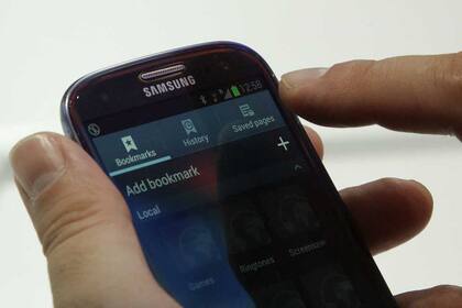 Una vista del Galaxy S III. Samsung se prepara para presentar la cuarta edición de su smartphone emblema, en medio de una creciente expectativa ante su lanzamiento