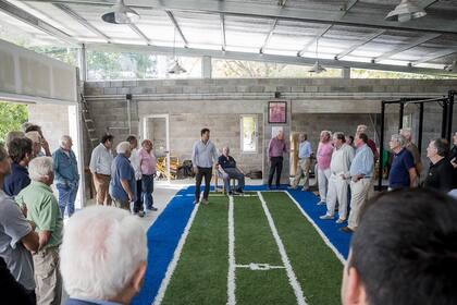 Una vista del gimnasio Luis García Yañez, que tiene de fondo la foto de prócer de los Pumas; entre otros asistentes, Nicanor González del Solar, miembro de la gira de 1965, y Gerardo Alonso capitán de rugby de San Fernando.