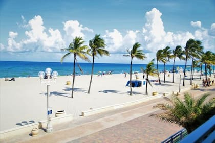 Una vista del Hollywood Beach Broadwalk, el paseo marítimo de la playa donde este lunes ocurrió un tiroteo en Florida