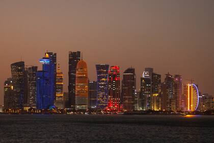 Una vista del horizonte de Doha al atardecer