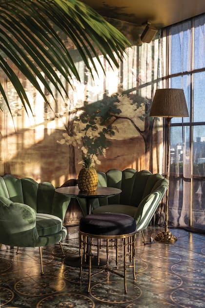 Una vista del Hotel Montevideo, una de las obras más importantes del interiorista: todo -desde las ochenta habitaciones, los cuatro restaurantes hasta la terraza pasando por los manteles, las copas y las palmeras- fueron decididas por Boyd Niven, quien ejerció su rol como de director creativo. El Hotel Montevideo que es el primer hotel del Río de la Plata que pertenece a The Leading Hotels of the World.