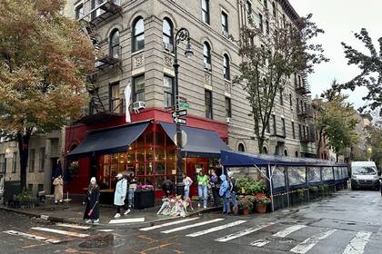 Una vista del improvisado altar que se erigió en memoria de Matthew Perry frente al denominado "Edificio Friends", la fachada que se mostraba en la serie