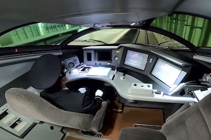 Una vista del interior de la cabina del tren bala autónomo, que contó con un conductor durante los viajes de prueba disponible para que tome el control de la formación en caso de emergencia