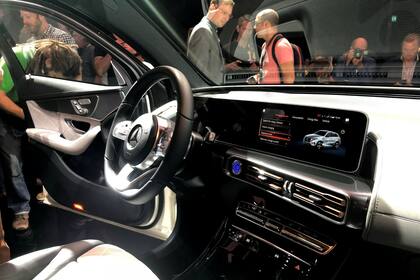 Una vista del interior de la SUV eléctrica de Mercedes-Benz, equipada con una amplia pantalla que ofrece diversos datos de uso del vehículo