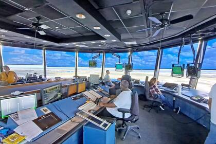 Una vista del interior de la torre de control del Aeropuerto Internacional de Orlando, en Florida