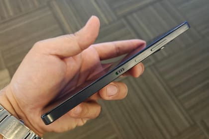 Una vista del interruptor que activa y desactiva la pantalla de tinta electrónica del TCL 60 NXTPAPER