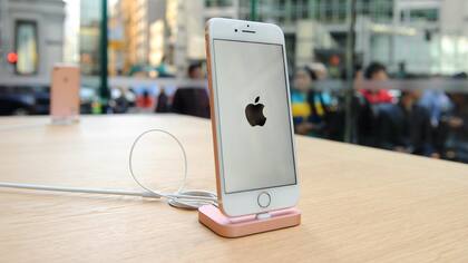 Una vista del iPhone 7, que tendrá un sucesor con el iPhone 7S que acompañará al iPhone 8 que se presentará el 12 de septiembre, según The Wall Street Journal
