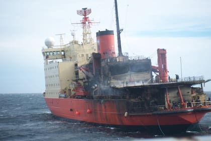 Una vista del Irízar en llamas