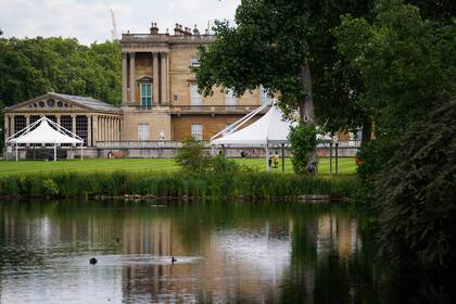Una vista del lago durante una visita previa por el Jardín del Palacio de Buckingham, la residencia oficial de la reina Isabel II en Londres, que se abre al público el viernes.