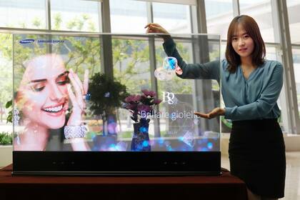 Una vista del modelo transparente de Samsung Display, basado en la tecnología OLED