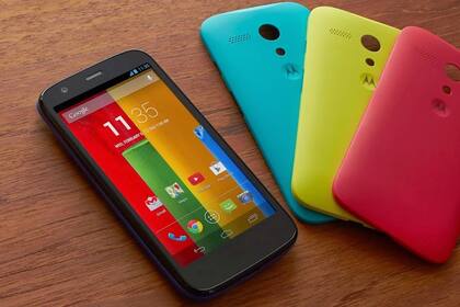 Una vista del Moto G con las diferentes carcasas intercambiables