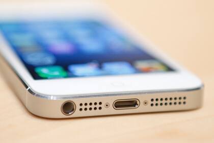 Una vista del nuevo conector Lightning (al centro) junto al conector de audio
