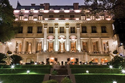 Una vista del Palacio Duhau Hyatt y sus jardines, el lugar elegido para el festejo a cielo abierto.