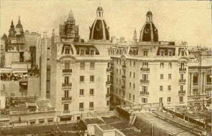 Una vista del Pasaje Rivarola hacia 1926. Al fondo, a la izquierda, el Palacio Barolo.
