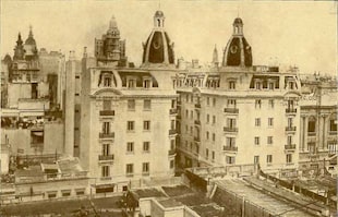 Una vista del Pasaje Rivarola hacia 1926; al fondo, el Palacio Barolo