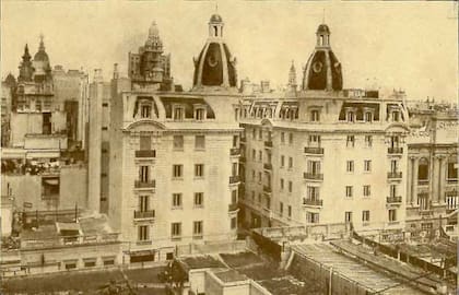 Una vista del Pasaje Rivarola hacia 1926; al fondo, el Palacio Barolo