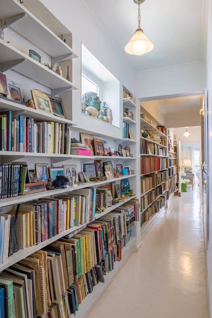Una vista del pasillo transformado en biblioteca. “Hoy, tenés Instagram y Tik Tok para inspirarte. Pero antes, para aprender, tenías que tener libros. Yo compraba todos”, cuenta. 