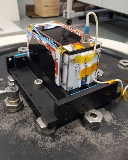 Una vista del picosatélite en su banco de pruebas, previo al lanzamiento