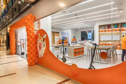 Una vista del primer Xiaomi Store de la Argentina, ubicado en el primer piso del shopping Abasto de Buenos Aires