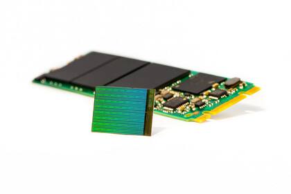 Una vista del prototipo de SSD basado en la nueva tecnología 3D NAND desarrollada por Intel y Micron