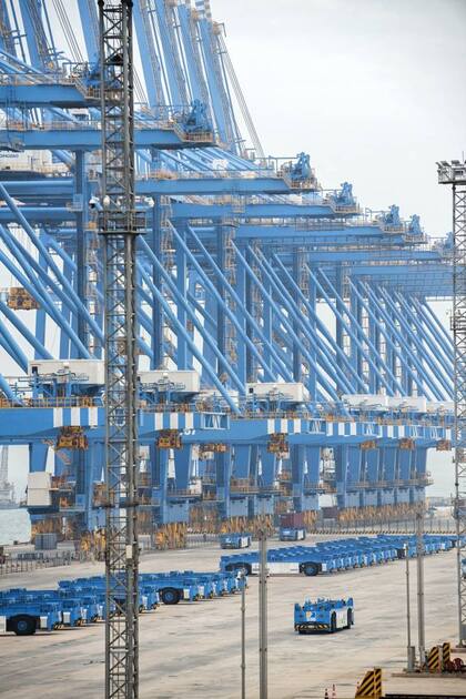 Una vista del puerto robotizado de Qingdao