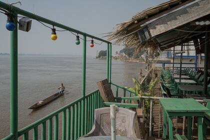 Una vista del río Oubangui desde el restaurante La Tourangelle en Bangui, la capital de la República Centroafricana, el 5 de noviembre de 2022. (Mauricio Lima/The New York Times)