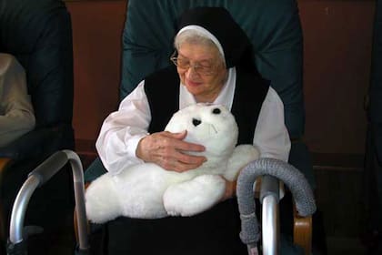 Una vista del robot japonés Paro, con forma de foca y desarrollado con fines terapéuticos para el tratamiento de la demencia senil o alzheimer