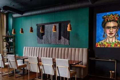 Una vista del salón de Cariño con Frida como anuncio de lo que se ofrece: México y creatividad infinita (Instagram Cariño)