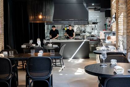 Una vista del salón de Fierro. Hasta antes de la pandemia sólo tenía una mesa larga con doce puestos. Hoy esos doce cubiertos están repartidos en cuatro mesas