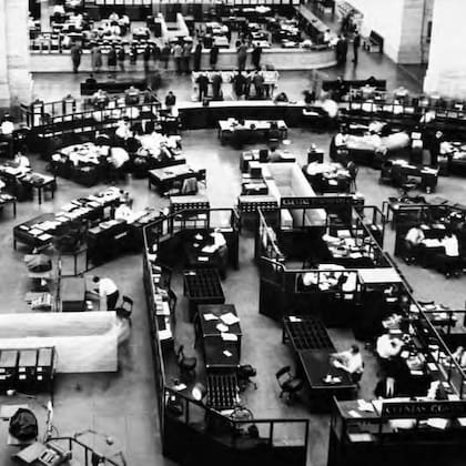 Una vista del salón principal de la sede central del Banco Nación, en el año 1960