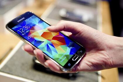 Una vista del Samsung Galaxy S5, equipado con un sensor biométrico que permite integrar diversos servicios que reemplaza el uso de la contraseña por la lectura de las huellas dactilares