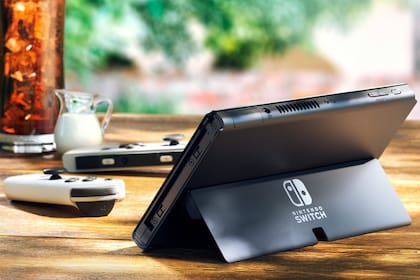 Una vista del soporte más robusto que trae la Nintendo Switch OLED