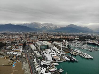 Una vista del superyate "Scheherazade" amarrado en la Toscana