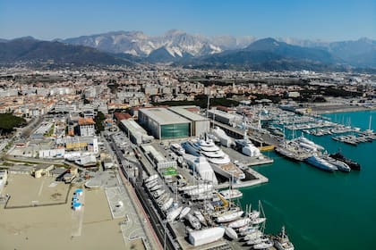 Una vista del superyate "Scheherazade" amarrado en la Toscana