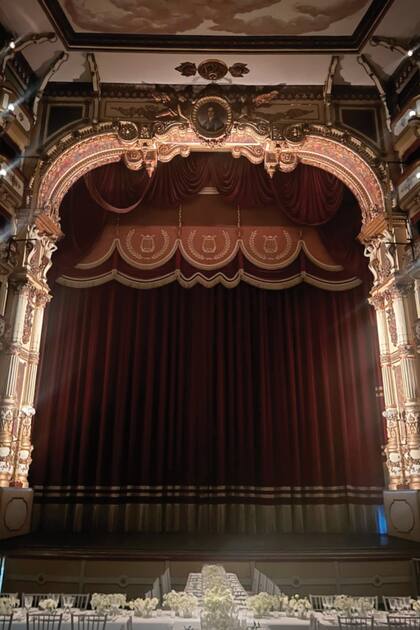 Una vista del teatro Bellini, uno de los más importantes de Nápoles -con capacidad para 1200 personas–, donde se realizó el banquete y luego hubo baile hasta tarde. Para este cumpleaños, Tisci decidió instalar dos largas mesas en forma de una cruz decoradas con velas, hojas y arreglos florales.