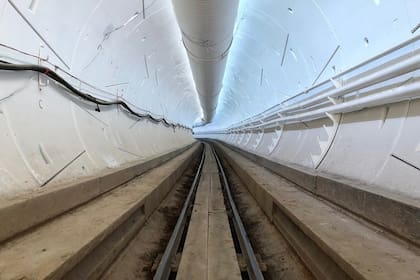 Una vista del túnel desarrollado por The Boring Company para evitar los problemas de tránsito vehicular en Los Angeles.