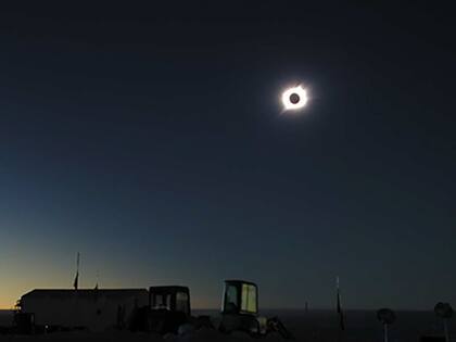 Una vista del último eclipse solar total que tuvo lugar sobre la Antártida en noviembre de 2003, visto desde la estación Dome Fuji de Japón