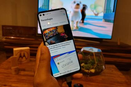 Una vista del uso simultáneo del Moto G100 mientras transmite con el modo Ready for de Motorola