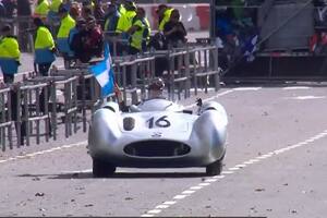 Colapinto se paseó con la Flecha de Plata por el circuito callejero y mostró una bandera argentina