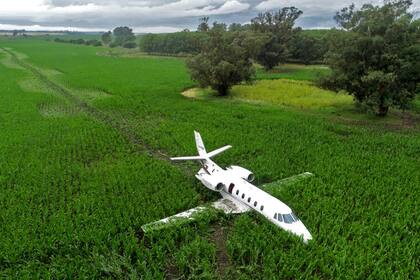 Una vista desde un drone que muestra el avión accidentado