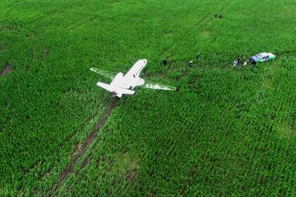 Una vista desde un drone que muestra el avión accidentado