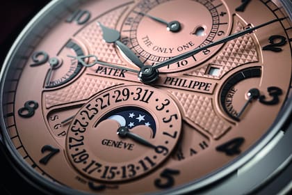 Una vista en detalle del reloj Grandmaster Chime de Patek Philippe con la inscripción The only one